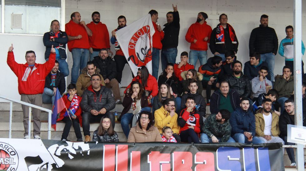 Gran ambiente en las gradas del estadio de Calabagueiros durante el CD Barco-UD Paiosaco