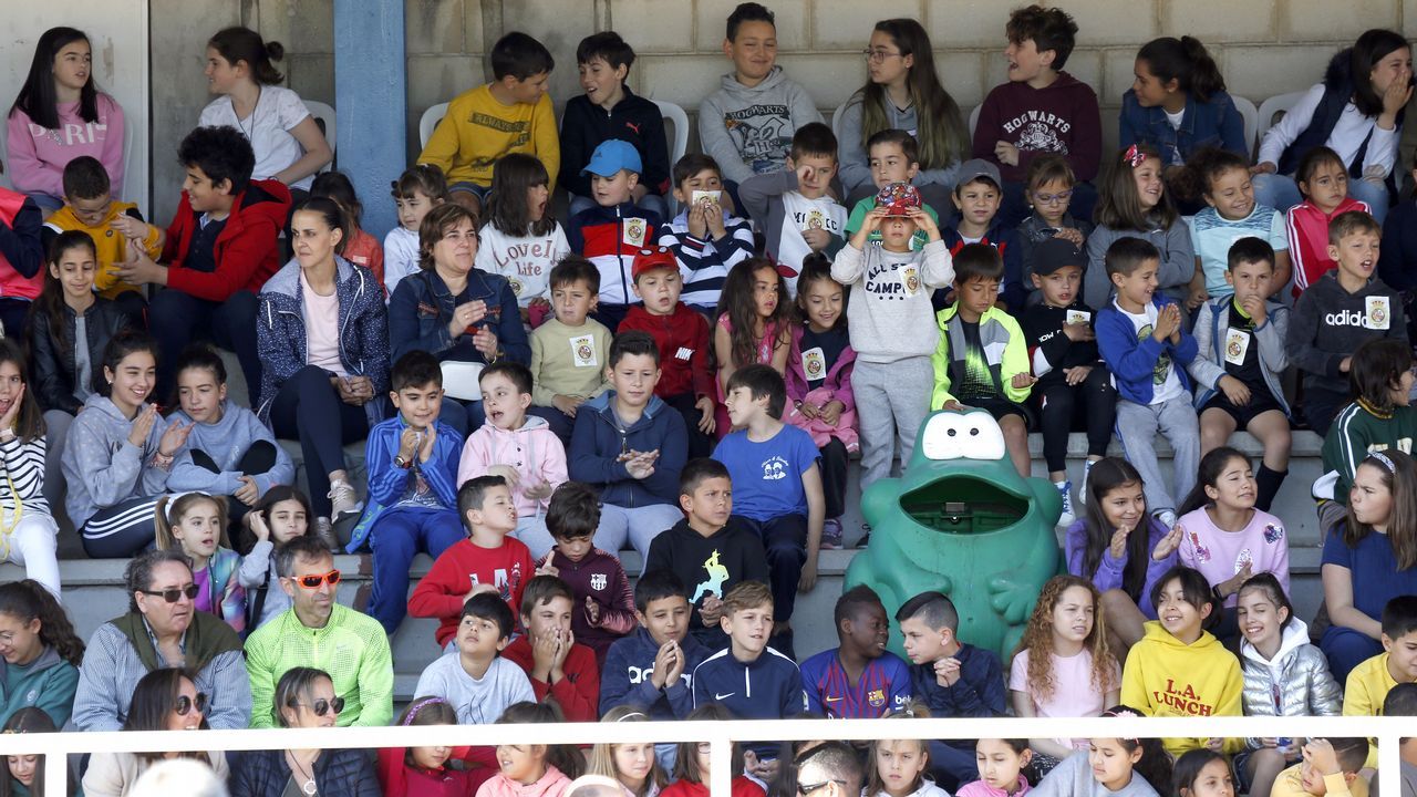 Exhibicion de la Policía Nacional para los escolares de Ribeira con helicoptero, caballería, perros de rastreo
