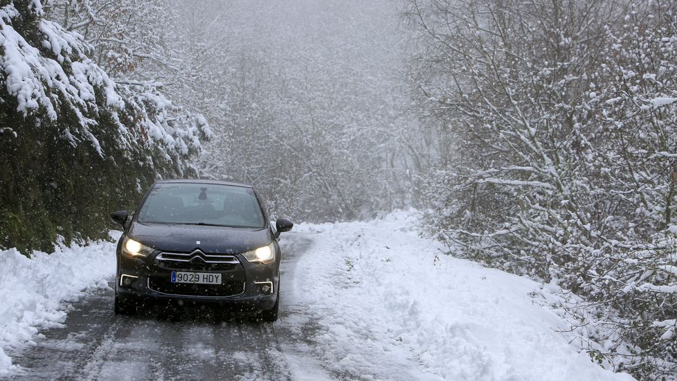 Las placas de hielo complican la circulación por la carretera LU-P-5004, de A Seara a Cruz de Outeiro, en el municipio de Quiroga