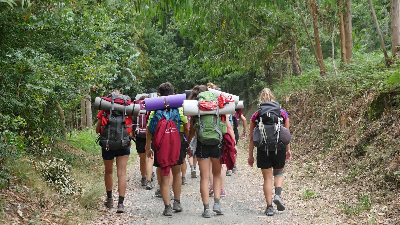 Una excursión de fin de curso saliendo de Melide