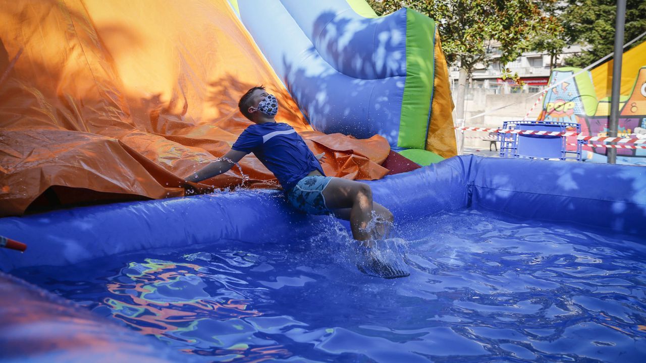 Ola de calor en Ourense.La actividad Móllate co Comercio sirvió para pasar la tarde con diversión y agua