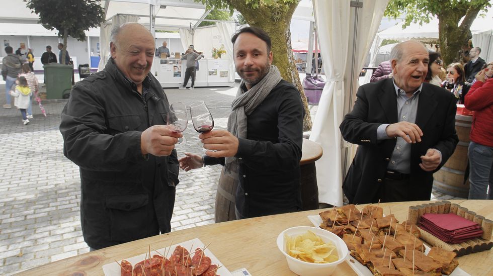El conselleiro de Industria y el alcalde visitaron los puestos de las bodegas por la mañana