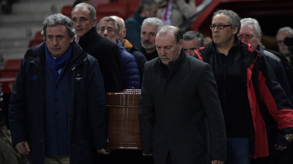 .El estadio de El Molinón acoge el funeral por Enrique Castro  Quini , exjugador del Sporting, con las tribunas abiertas al público