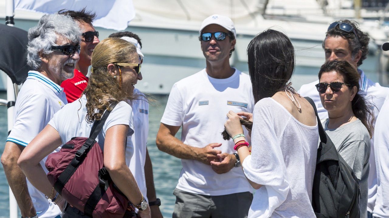 En la imagen, se ve a la infanta Sofía junto a su hija, Victoria Federica en el club náutico de Palma
