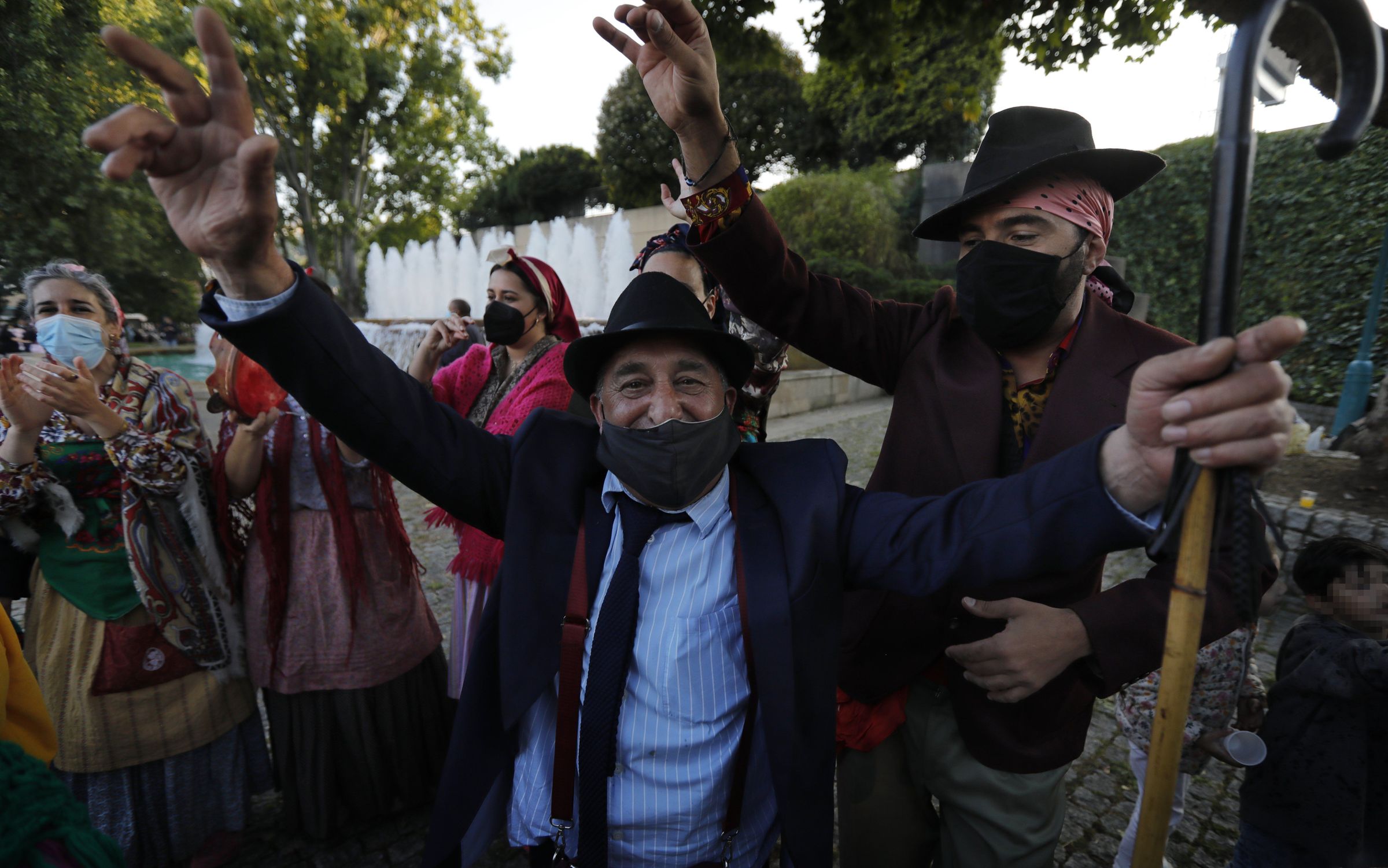 En primeiro plano un patriarca xitano, acompa�ado do grupo Pandeireteiras sen Fronteiros, escenifican a perfecci�n as ansias de festa nun barrio coru��s como o de Elvi�a, nunha at�pica noite de San Xoan. 23/06/2021