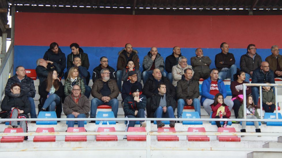 Gran ambiente en las gradas del estadio de Calabagueiros durante el CD Barco-UD Paiosaco
