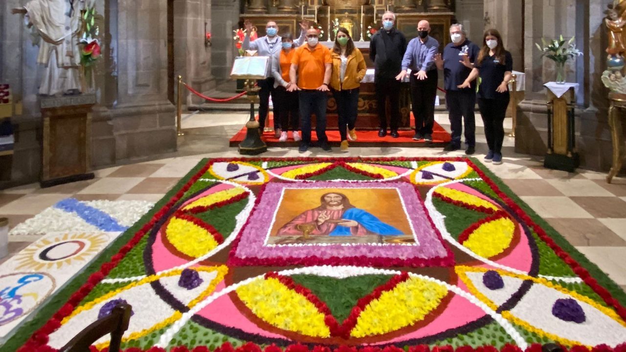 Alfombra en el templo San Fructuoso de Santiago, promovida por la Federación de Alfombristas de Galicia