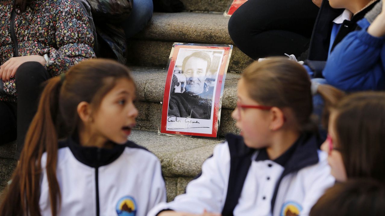 Dá da Poesía en Ourense con casi 400 alumnos en la Praza Maior y las escalinatas de Santa María Nai