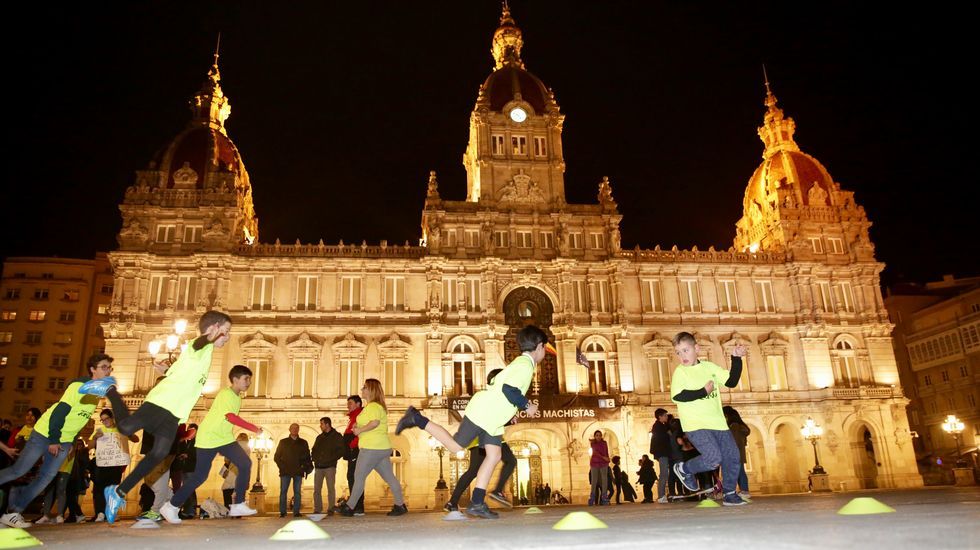 Niños del equipo de fútbol EIRIS entrenando en la plaza de María Pita para protestar por la falta de luz en su campo