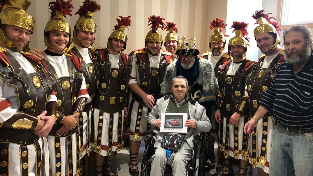 Eduardo posando con la guardia pretoriana que ha logrado que los Reyes cumplan su sueño después de una década pidiendo un ordenador