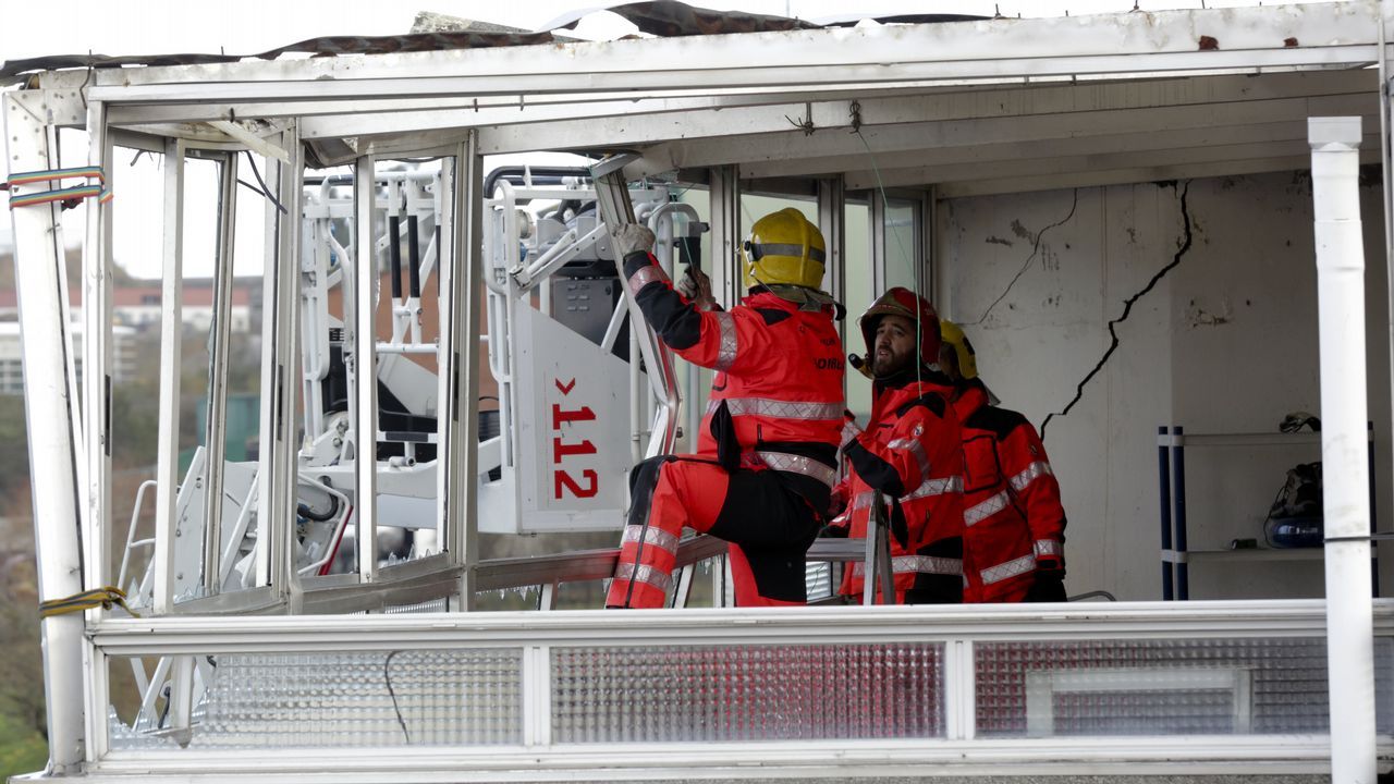 .Edificio en Arteixo, enfrente de Pescanova, que le voló el tejado