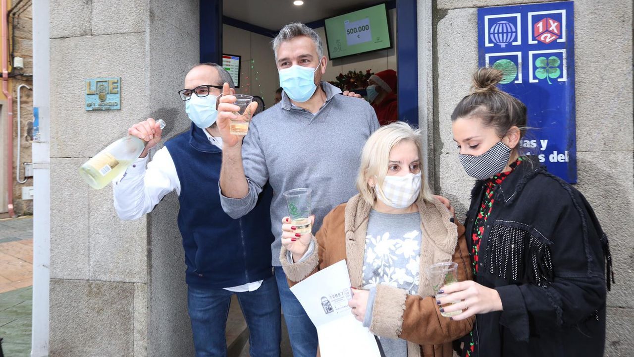 El 86986, un quinto premio, muy repartido por Galicia.5º premio de la Lotería Nacional de Navidad en el estanco de la Avenida de Monelos