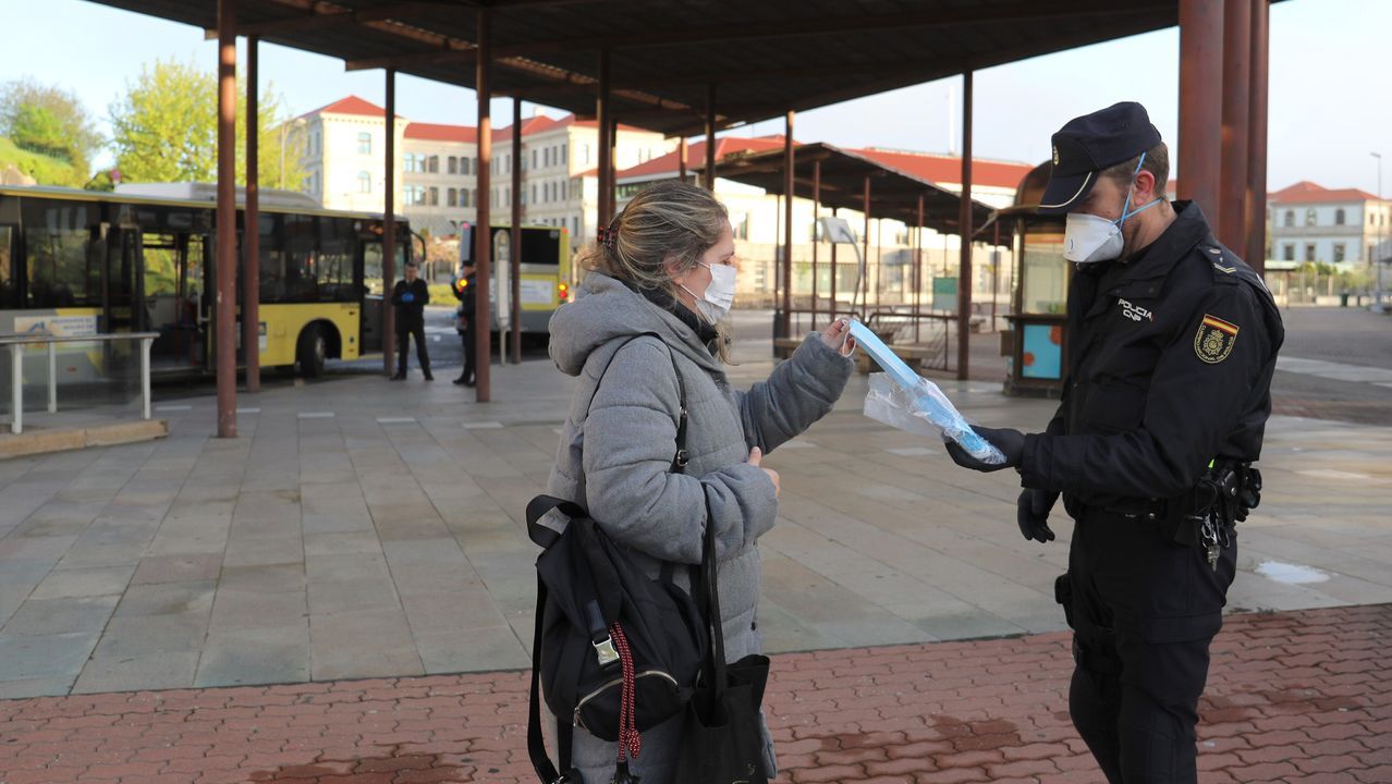 Reparto de mascarillas en la estación de autobuses de Santiago