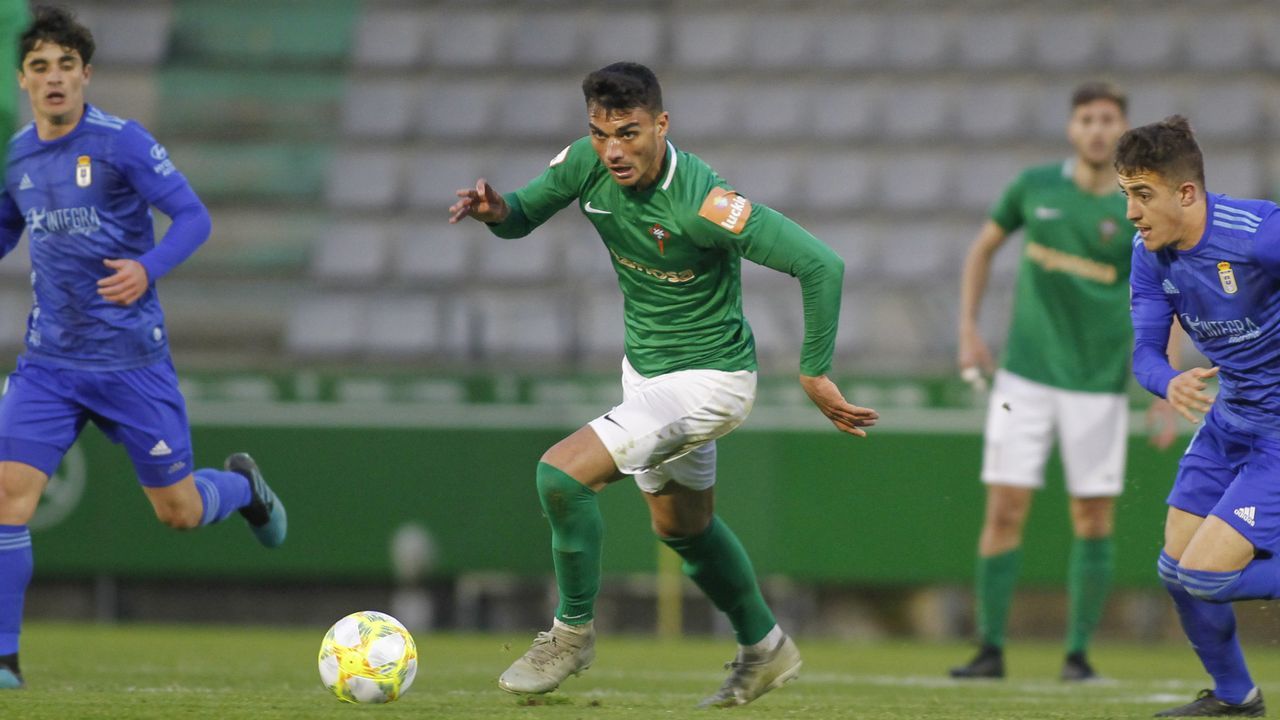 Raúl Prado disputa un balón ante el Racing de Ferrol