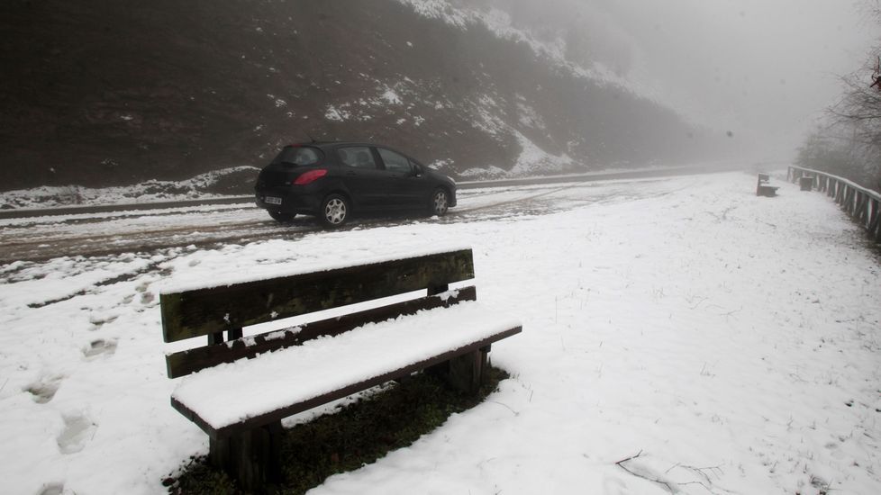 Nieve en una área de descanso en la subida desde Santa Eufemia al Alto do Boi, en el municipio de Folgoso do Courel