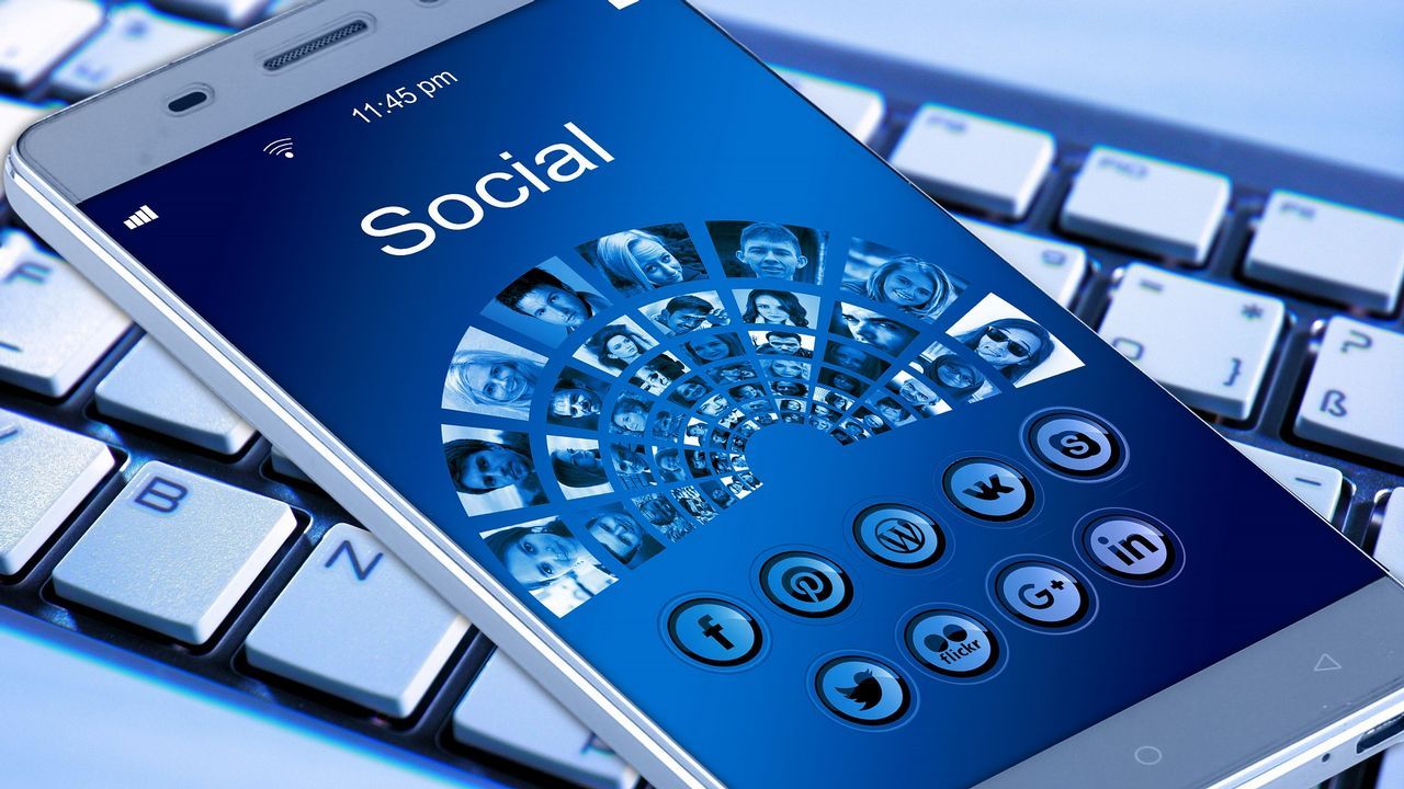 Estbaliz Veiga (izquierda) y Mariana Carballal protagonizaron la pelcula de Adriana Pramo rodada en el restaurante Galicia de Londres