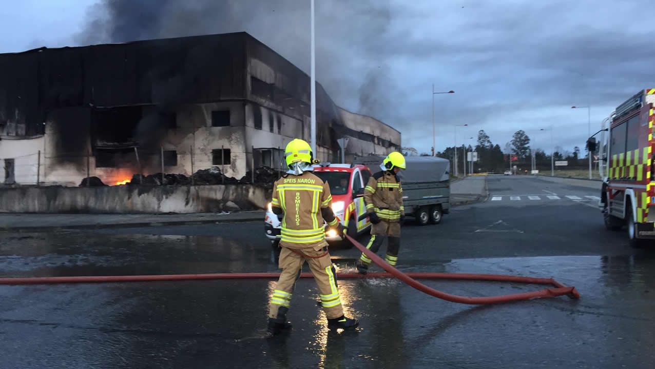 Así amaneció tras el incendio la fábrica de bolsas de papel de Narón