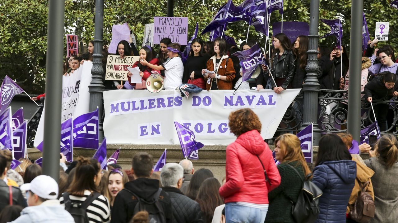 Mercedes Aranceta, farera de Prioriño Chico, en el puerto exterior de Ferrol, equipada con arnés y casco, como sube a las balizas (además de llevar la línea de vida) de cuyo mantenimiento se ocupa. 8M Día de la Mujer Trabajadora