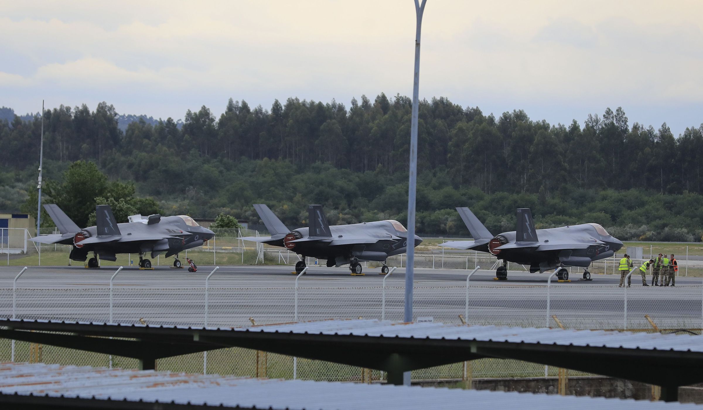 Avi�ns caza F-35 brit�nicos aparcados no aer�dromo militar de Lavacolla despois de detectar un fallo el�ctrico nun deles. 26/05/2023