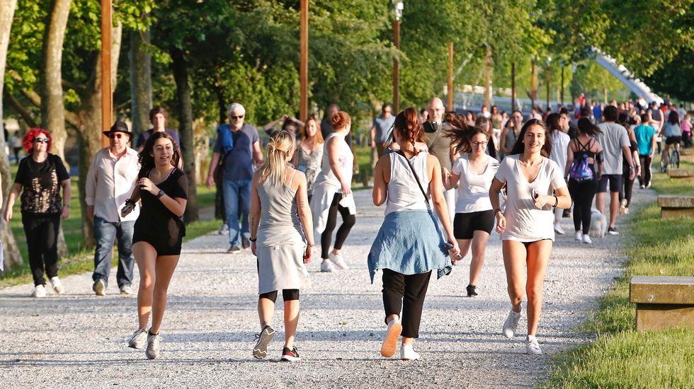 Miles de personas salen a pasear en Pontevedra en el segundo día de la desecalada