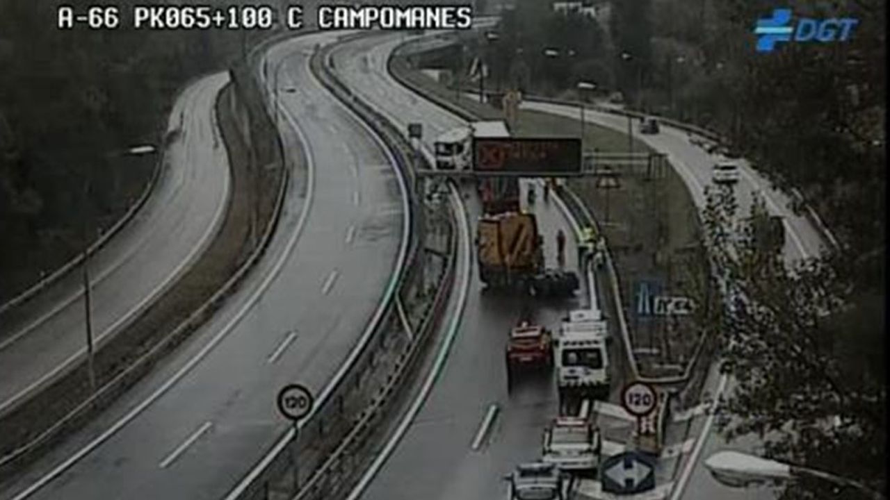 Concentraci�n en Riosa para condenar las amenazas a los concejales de IU.Un cami�n accidentado corta la A-66 a la altura de Campomanes