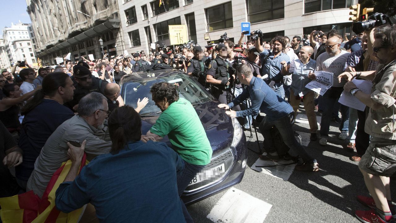 .Incidentes en la Vía Laietana durante los registros en la consellería de Economía de la Generalitat