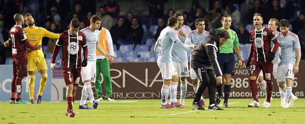 Eduardo Berizzo señala al árbitro dónde se produjo la jugada del polémico penalti mientras los jugadores de uno y otro equipo reclaman al colegiado.