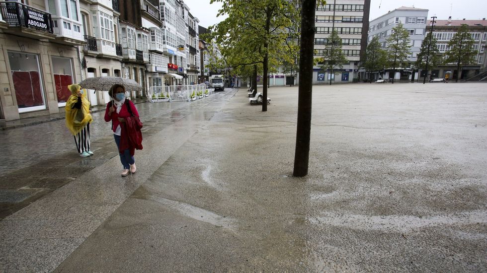 Agua sobre el pavimento de tierra de la nueva plaza