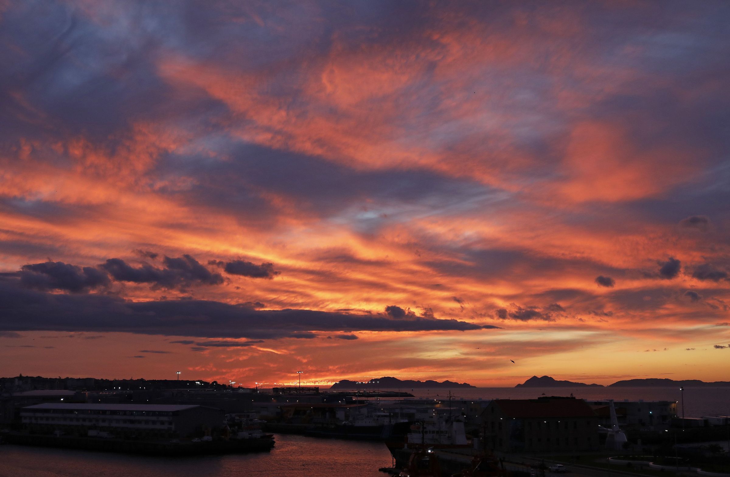 Dram�tica posta de sol sobre as Illas C�es e a R�a de Vigo. 15/11/2021
