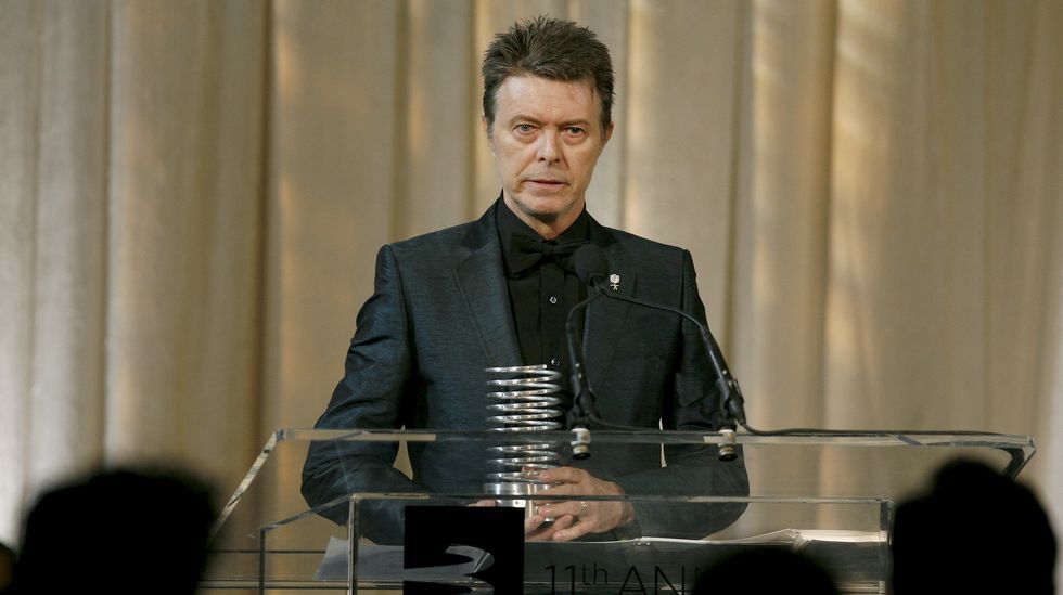 David Bowie con uno de los múltiples premios que recibió a lo largo de su carrera.