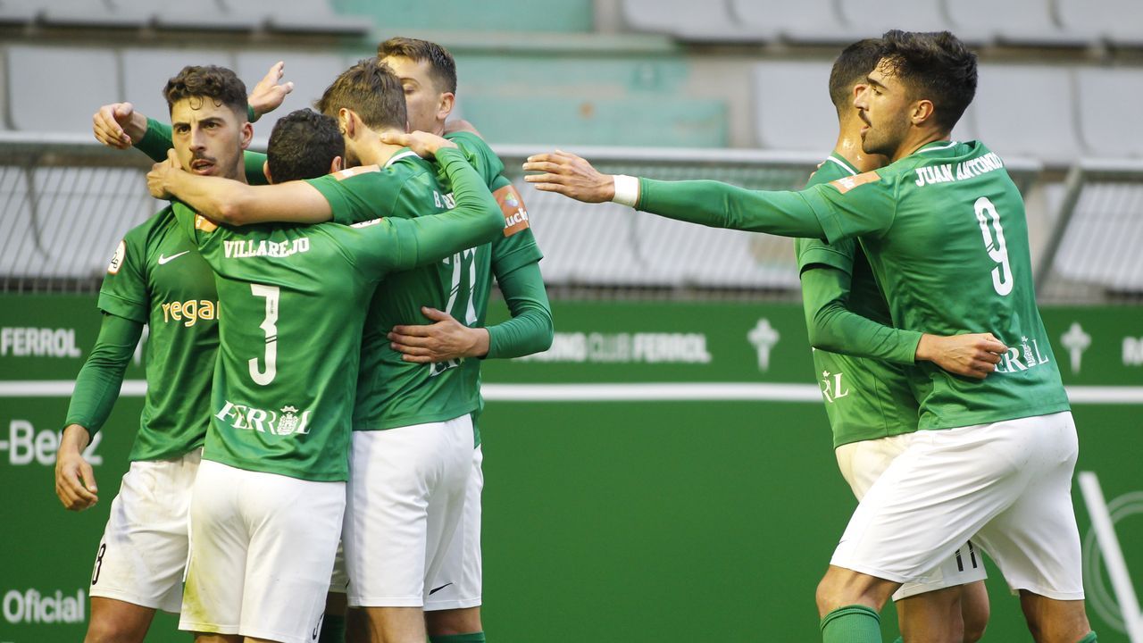 Raúl Prado disputa un balón ante el Racing de Ferrol