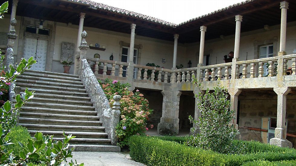 Escalinata y corredores en el patio del pazo de Ferreiroá