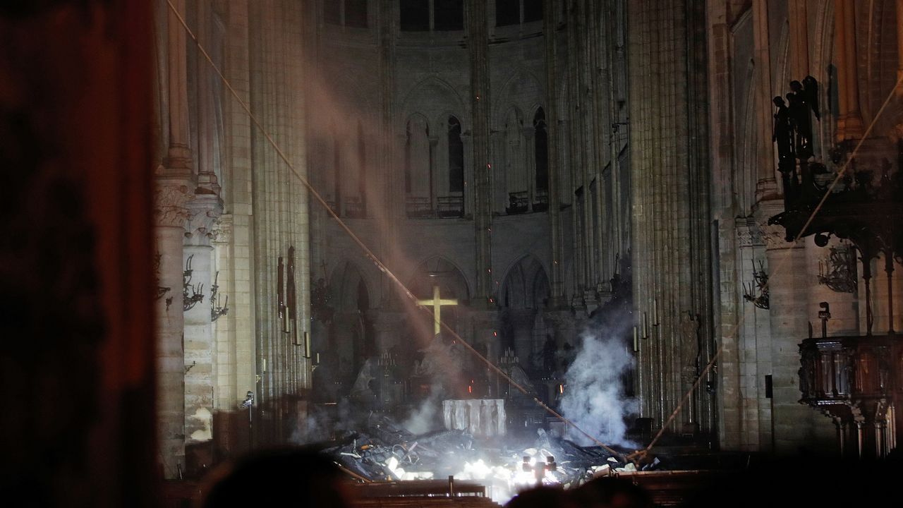 Unos bomberos dentro de la Catedral de Notre Dame