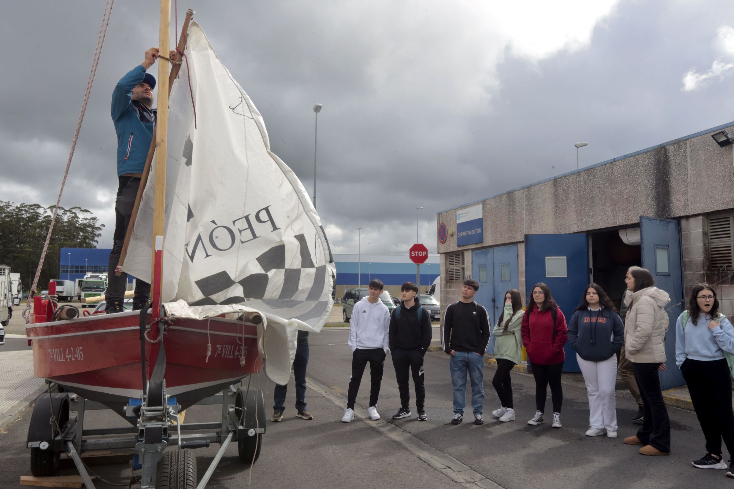 Os alumnos do IES Ram�n Cabanillas aprenden sobre embarcaci�ns tradicionais de mans do Clube Mari�o Saln�s en Tragove. 26/04/2024