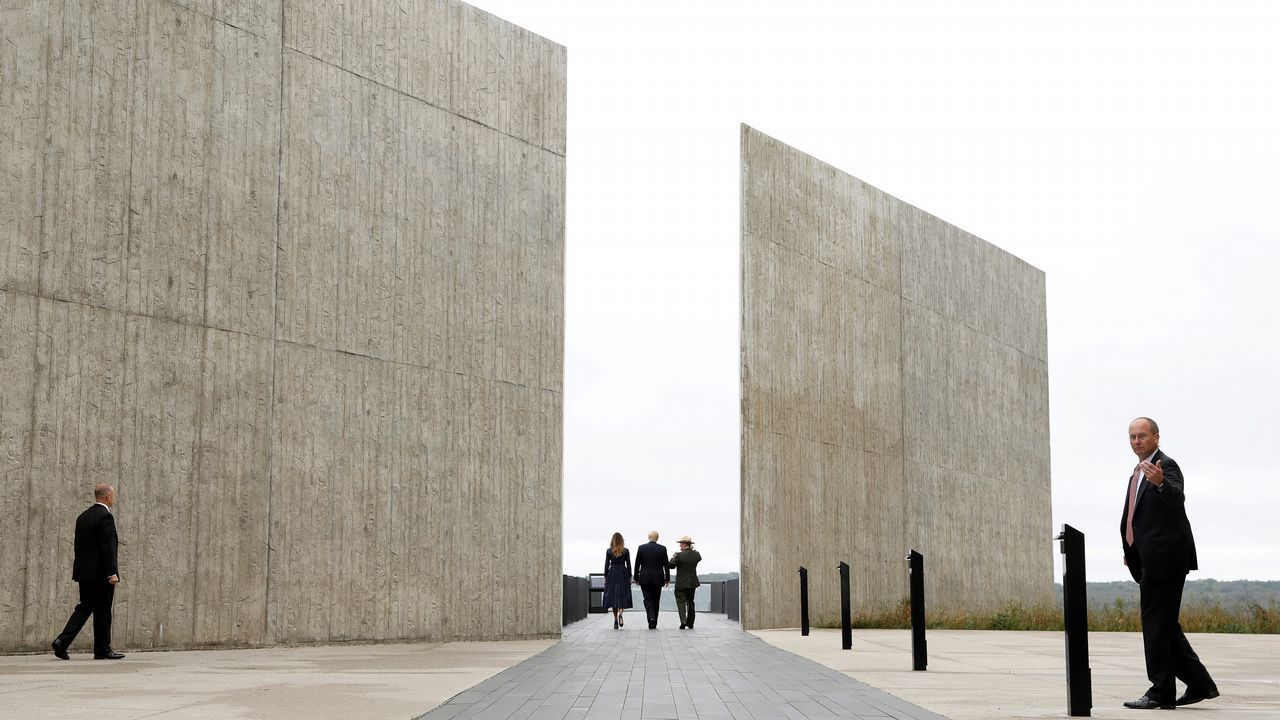 Donald Trump y su mujer caminan por el monumento en recuerdo de las víctimas del 11-S