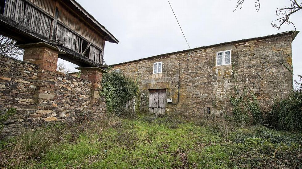 Hórreo y fachada de la Casa Grande de Fiolleda