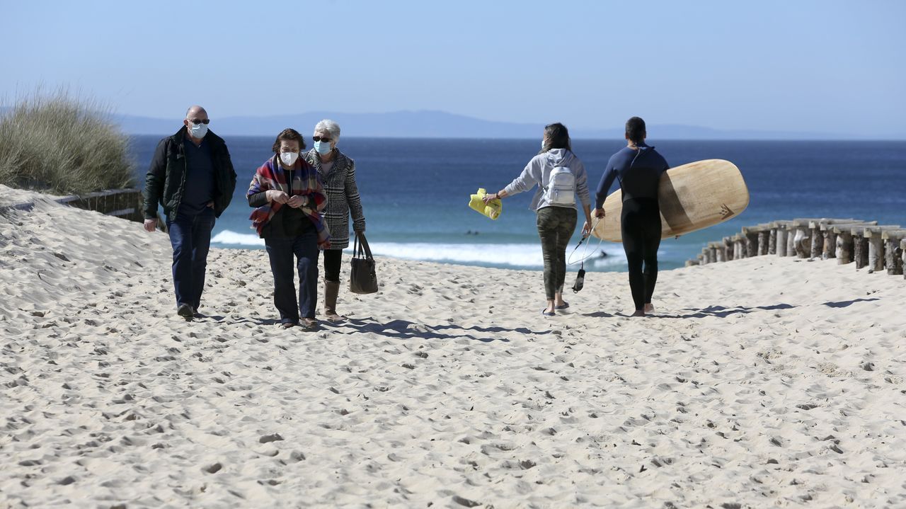 Las dunas han tapado la bajada de madera hacia la playa