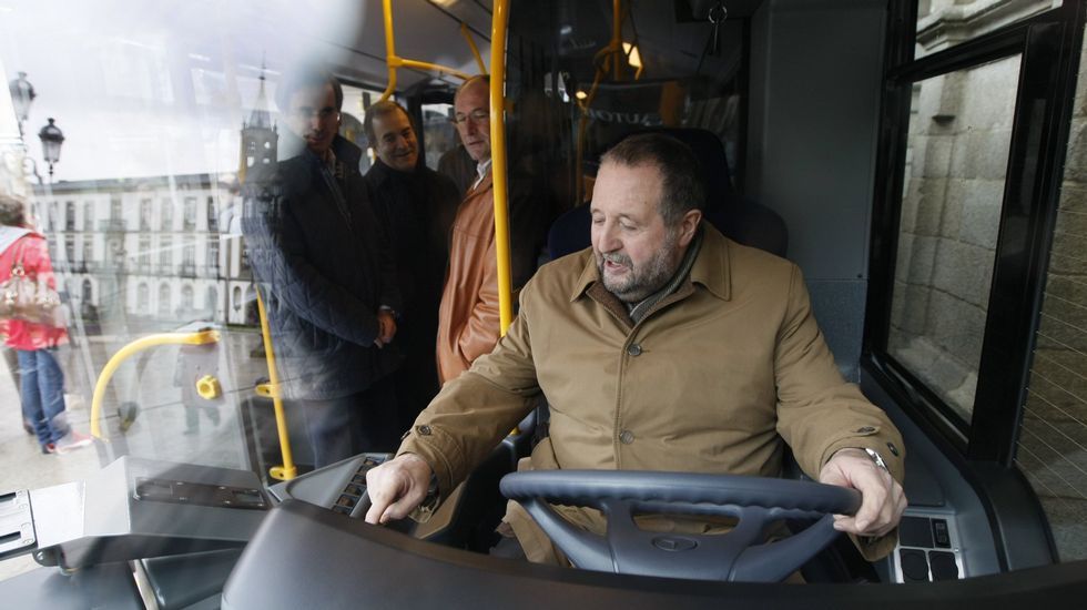 Al volante del autobús.
