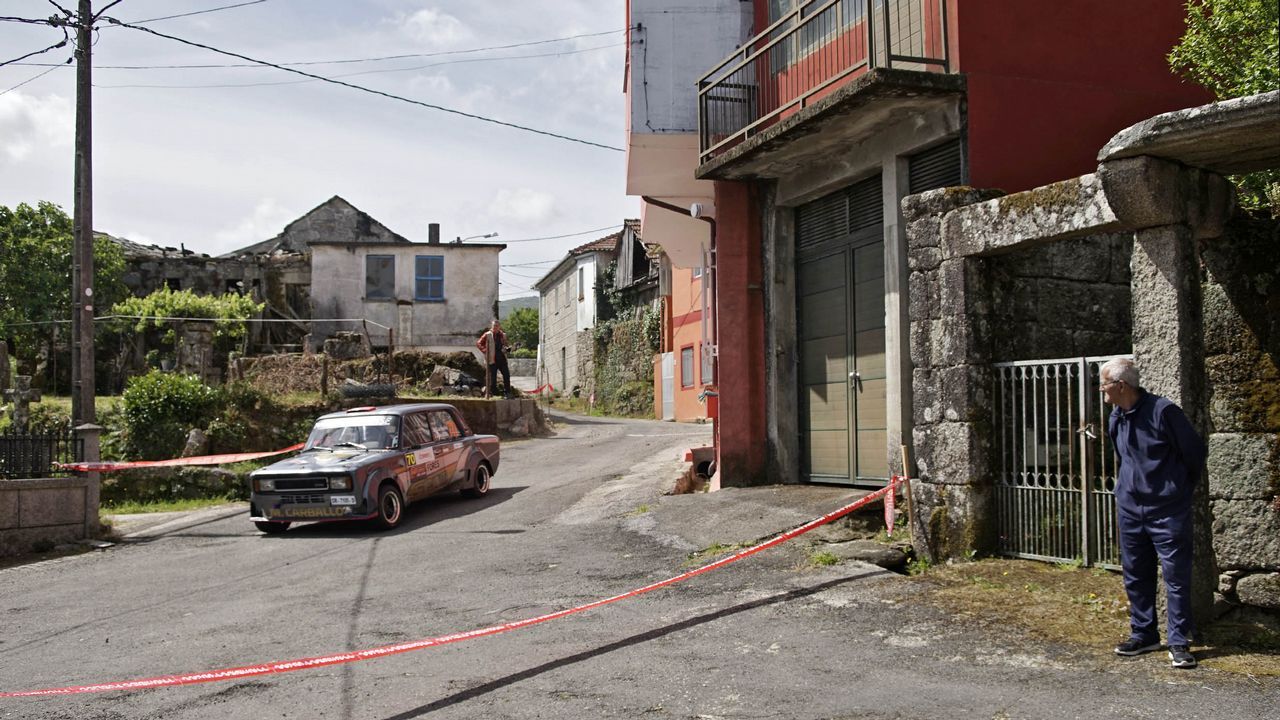 A todo gas en el pueblo de Barroso.La curva del Cruceiro fue un buen escenario para disfrutar del Rali de Ourense