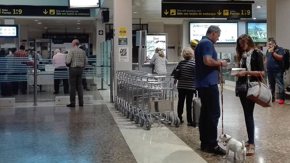 Un autob�s simula la emigraci�n asturiana de Tineo, durante el desfile del D�a de Am�rica en Asturias.Aeropuerto de Asturias