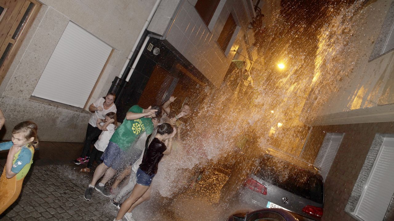 FIESTAS DEL CARMEN DE PORTO DO SON, ÚLTIMO DÍA. FIESTA DEL AGUA Y FUEGOS ARTIFICIALES.