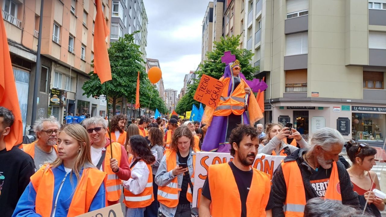 Concierto de Antonio Orozco en Gij�n.Manifestaci�n por el derecho a la vivienda en Gij�n