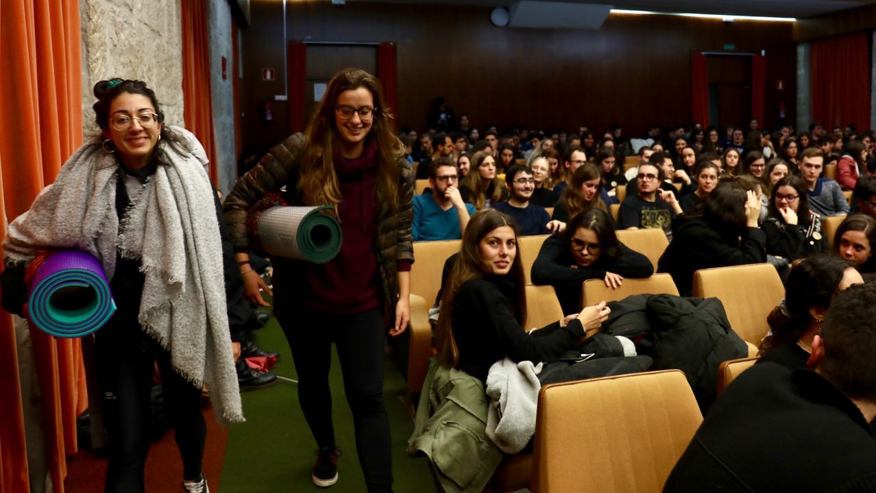 Alumnos tomando posiciones para dormir en las aulas durante la primera jornada de huelga