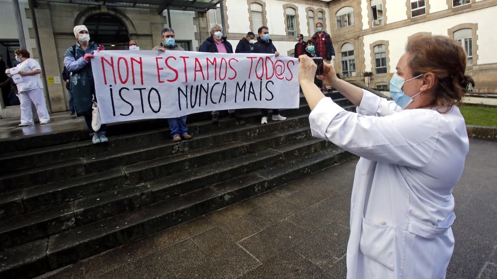 Concentración de sanitarios en el hospital Provincial