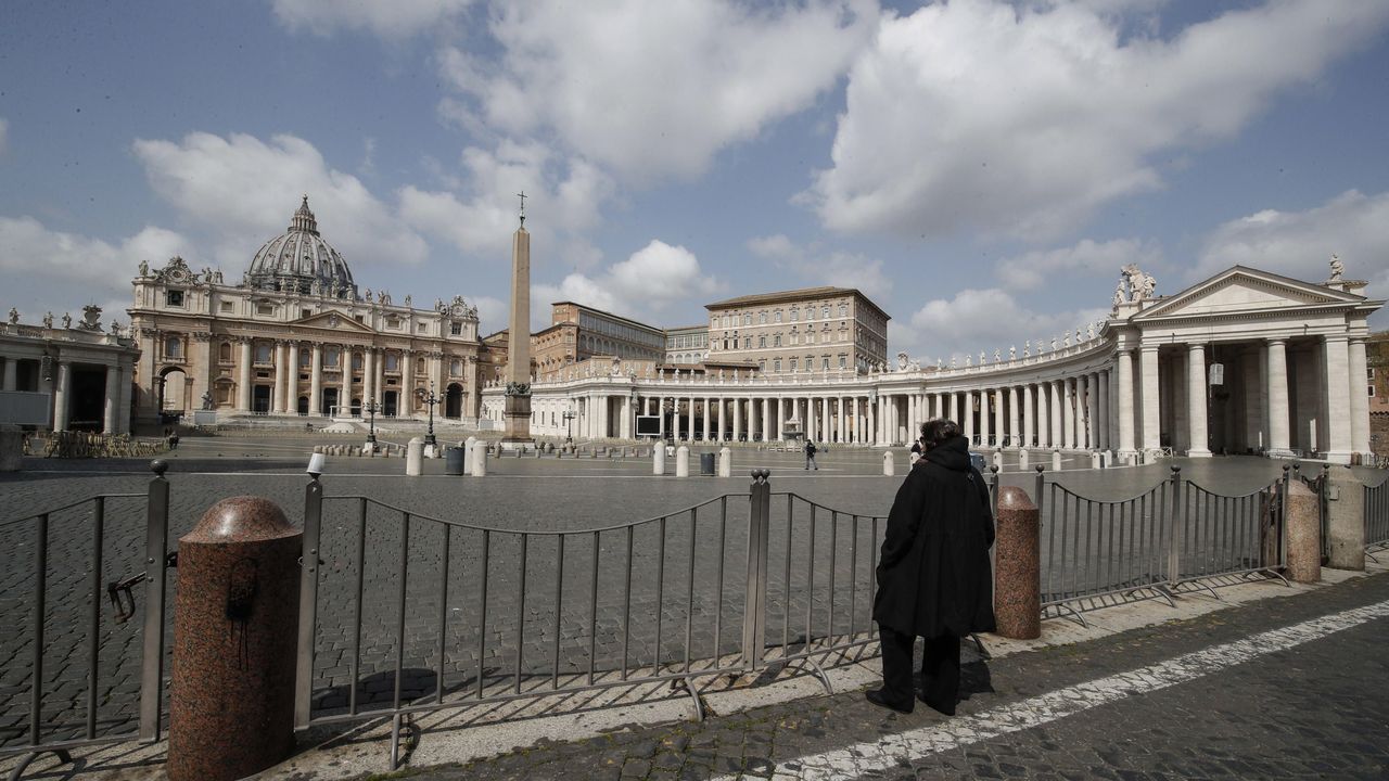 Plaza de San Pedro, en el Vaticano, completamente desierta durante el rezo del Angelus.