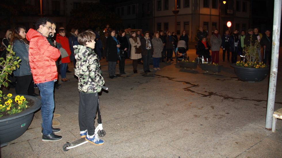25n.La concentración en O Barco de Valdeorras incluyó una obra de teatro sobre la violencia de género a cargo de Gargallada