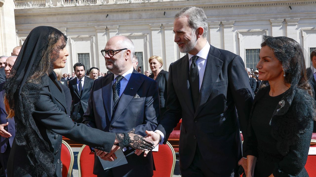 El rey Felipe junto a la reina Leticia saluda a la esposa del presidente de Estados Unidos, Melania, en presencia del presidente de Estonia, Alar Karis, en la plaza de San Pedro donde asisten al funeral por el papa Francisco