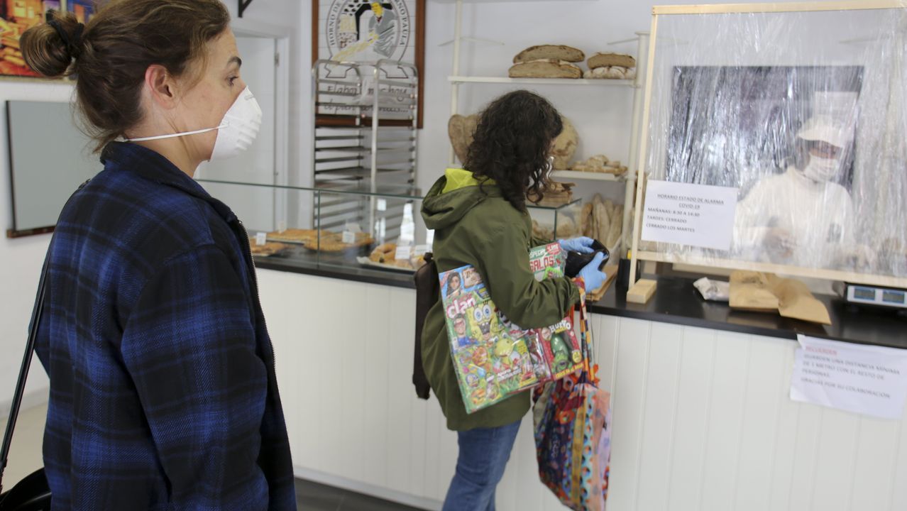 Con mascarillas y respetando la disntacia en una panadería de Ferrol