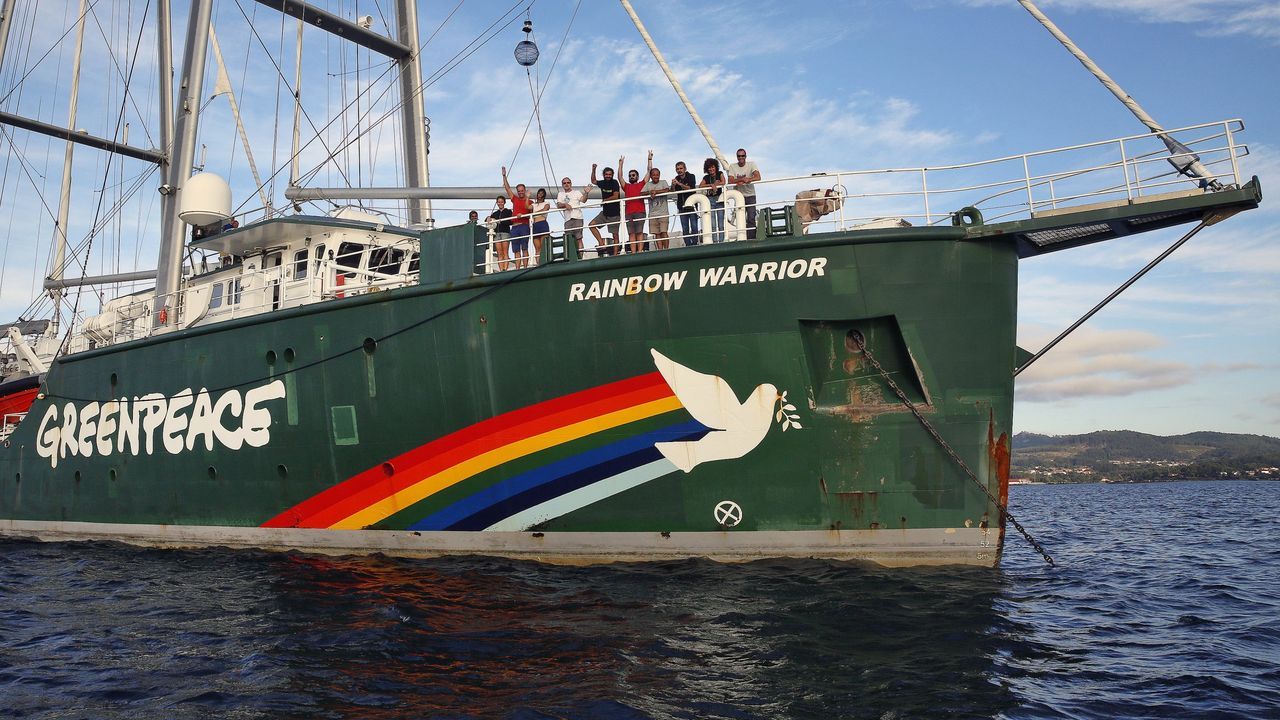 Primera visita del barco de Greenpeace a Arousa