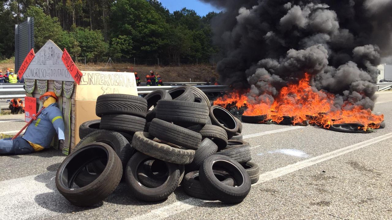 La A-8 permanece cortada en los dos sentidos, con barricadas de neumáticos ardiendo y los trabajadores completando la barrera
